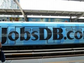 バンコクの電車が人材会社の広告でラッピング。普通の人にとって転職は日常茶飯事です