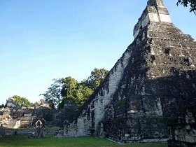 長くて急な階段の先には、きっとなにかある! グアテマラ・ティカル遺跡のピラミッド
