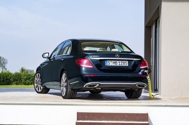 2017-Mercedes-Benz-E-Class-22