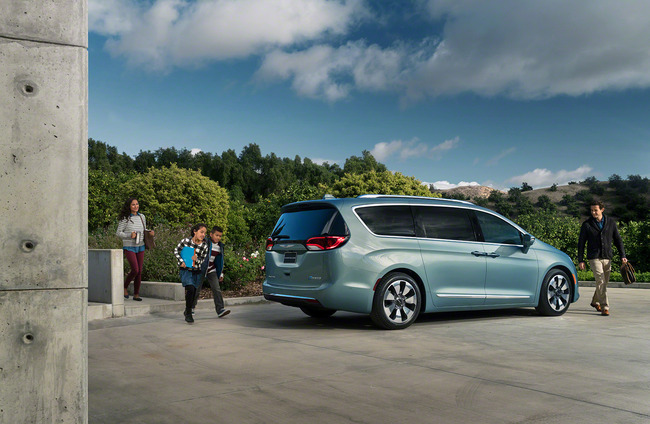 013-2017-chrysler-pacifica-hybrid-1