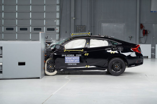 2016-Honda-Civic-IIHS-front-crash-test