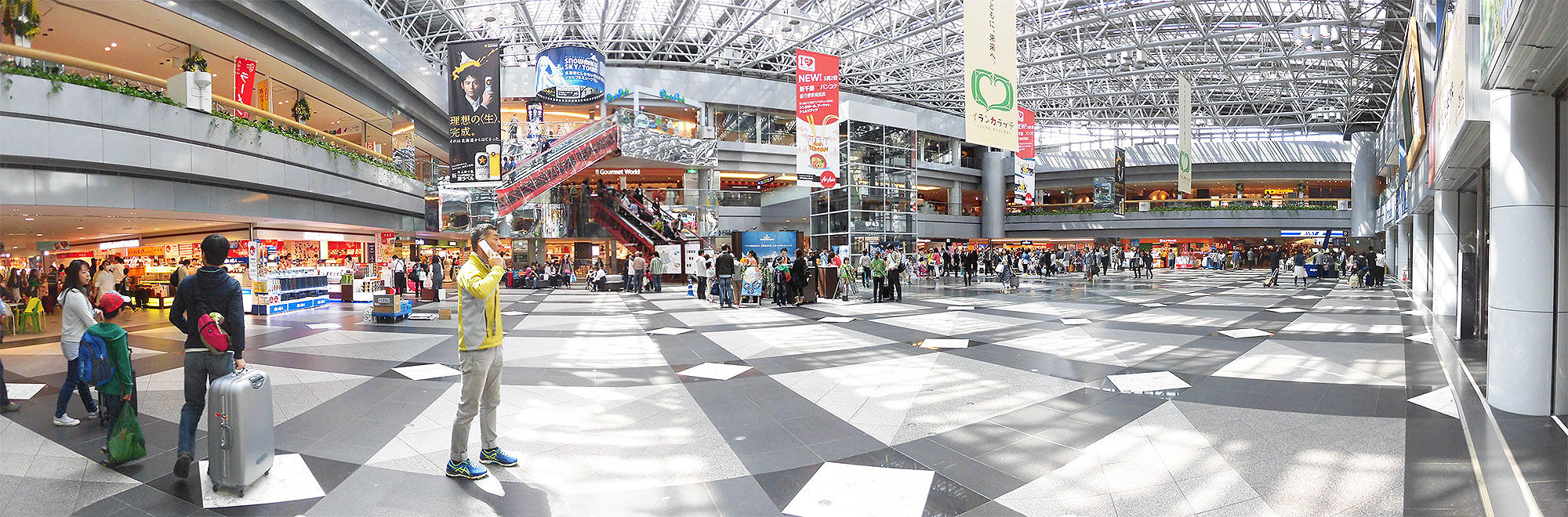 沖縄へ行ったときに来て以来だと思うから約23年ぶりくらいの新千歳空港。