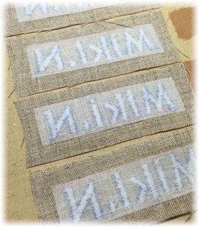 前に刺繍しておいたタグ