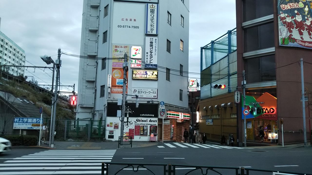 6横断歩道を渡る。前にシスイ、右側にパチンコ屋