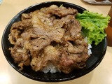 肉のヤマキ商店の焼肉丼。その場で測り焼くから美味い。