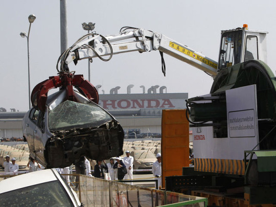 honda_destorys_cars_640_07
