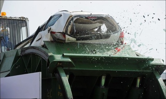 honda_destorys_cars_640_10
