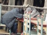 爆睡する人々