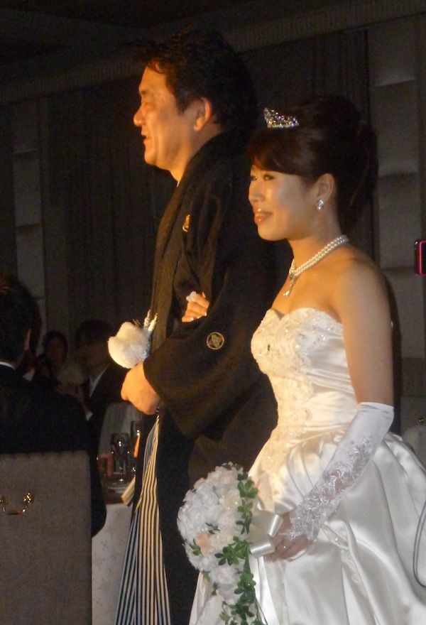 新婦をエスコート