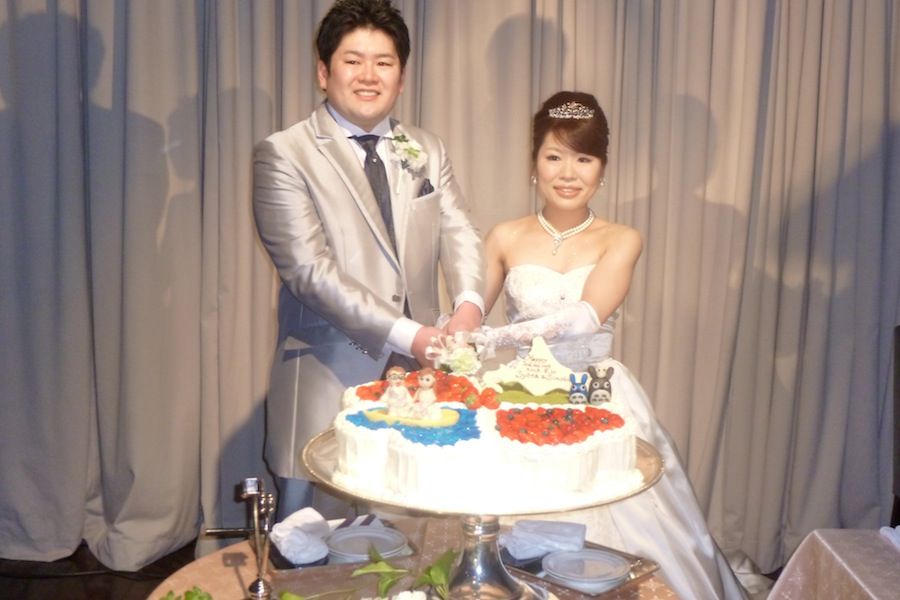 新郎新婦ケーキ入刀
