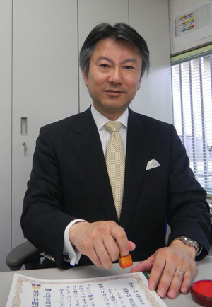 small判を押す弊社社長