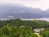 箱根、芦ノ湖を望む