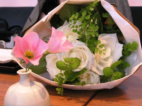 白バラの花束