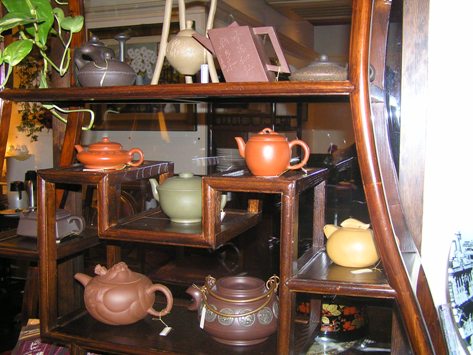飾り棚の茶器