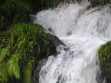 荒れ狂う 水流