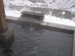 眼下に谷川岳を望む露天風呂