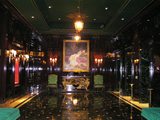夜のエレベーターホール