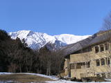 中庭から見る谷川岳