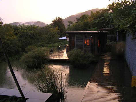 夕暮れの池畔茶館