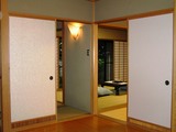 扉を開ける8畳くらいの玄関スペース