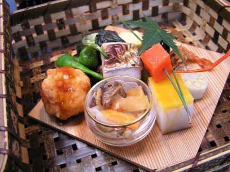 竹かごのお弁当 おご馳走いろいろ
