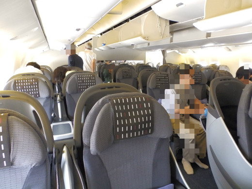 B777シェルフラットシート