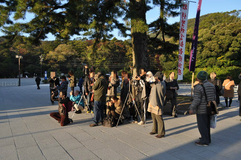 鳥居の前で写真を撮る人々