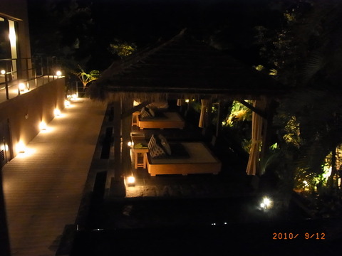 夜の屋外スパ