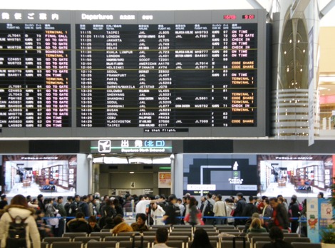 大混雑の成田空港第二ターミナル