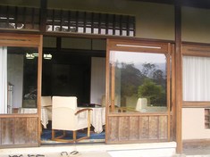 お庭から見た応接間