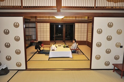 広すぎるお部屋で夕食