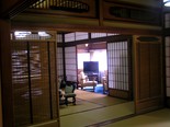 左に本間