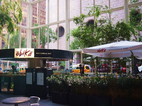 ガラス張りのカフェ OBIKA