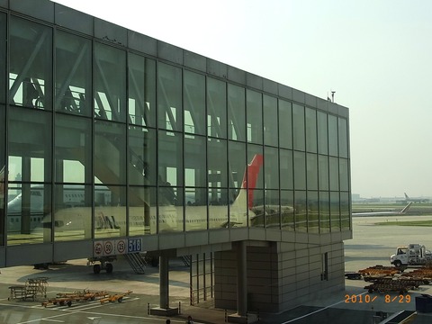 ガラスに写るJAL機