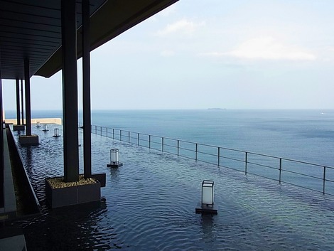 海に面して