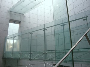 入口から館内へのアプローチ