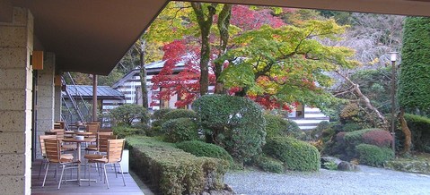 夕方の本館前