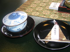 お部屋で緑茶とお菓子