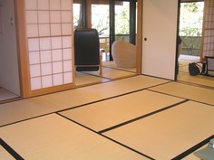 副室からベランダを見る
