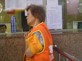 日本語案内のおばあさん