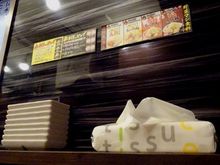 小皿とティッシュ