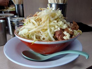 横から