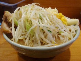 横から