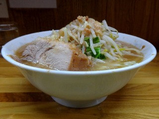 横から