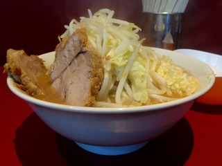 横から