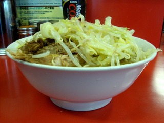 横から