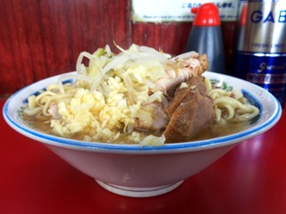 横から