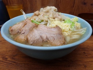 横から