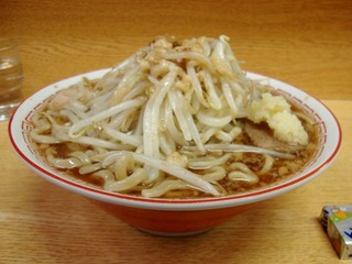 横から