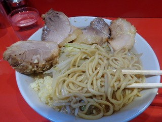 麺とブタ